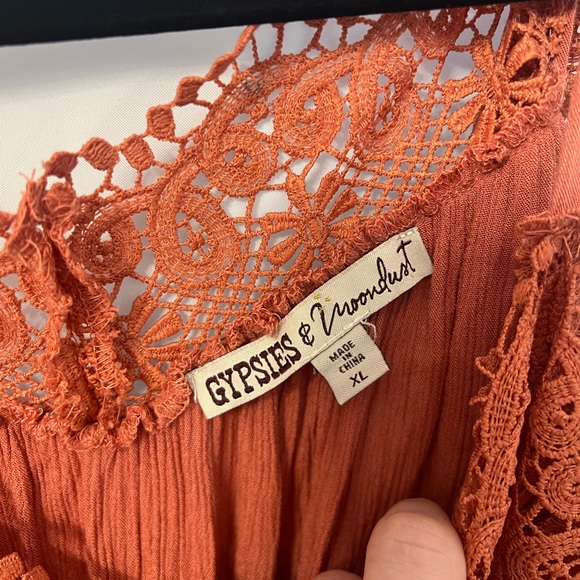 Boutique size XL top with cold shoulder sleeve details - Picture 3 of 3